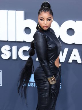 Valdrin Shahiti 'nin elbisesini giyen Amerikalı şarkıcı ve söz yazarı Chloe Bailey, 15 Mayıs 2022' de ABD 'nin Las Vegas, Nevada kentindeki MGM Grand Garden Arena' da düzenlenen Billboard Müzik Ödülleri 'ne ulaştı.. 