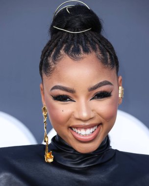 Valdrin Shahiti 'nin elbisesini giyen Amerikalı şarkıcı ve söz yazarı Chloe Bailey, 15 Mayıs 2022' de ABD 'nin Las Vegas, Nevada kentindeki MGM Grand Garden Arena' da düzenlenen Billboard Müzik Ödülleri 'ne ulaştı.. 