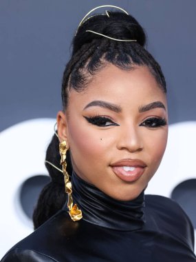 Valdrin Shahiti 'nin elbisesini giyen Amerikalı şarkıcı ve söz yazarı Chloe Bailey, 15 Mayıs 2022' de ABD 'nin Las Vegas, Nevada kentindeki MGM Grand Garden Arena' da düzenlenen Billboard Müzik Ödülleri 'ne ulaştı.. 