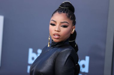 Valdrin Shahiti 'nin elbisesini giyen Amerikalı şarkıcı ve söz yazarı Chloe Bailey, 15 Mayıs 2022' de ABD 'nin Las Vegas, Nevada kentindeki MGM Grand Garden Arena' da düzenlenen Billboard Müzik Ödülleri 'ne ulaştı.. 