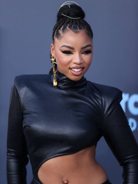 Valdrin Shahiti 'nin elbisesini giyen Amerikalı şarkıcı ve söz yazarı Chloe Bailey, 15 Mayıs 2022' de ABD 'nin Las Vegas, Nevada kentindeki MGM Grand Garden Arena' da düzenlenen Billboard Müzik Ödülleri 'ne ulaştı.. 