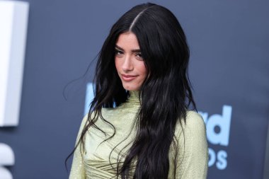 Bir Off-White elbisesi giyen Amerikalı şarkıcı Dixie D 'Amelio, 15 Mayıs 2022' de ABD 'nin Las Vegas, Nevada kentindeki MGM Grand Garden Arena' da düzenlenen 2022 Billboard Müzik Ödüllerine geldi.. 