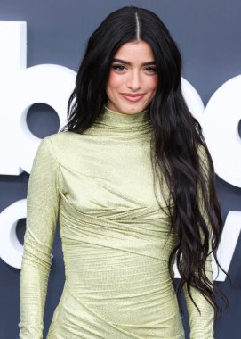 Bir Off-White elbisesi giyen Amerikalı şarkıcı Dixie D 'Amelio, 15 Mayıs 2022' de ABD 'nin Las Vegas, Nevada kentindeki MGM Grand Garden Arena' da düzenlenen 2022 Billboard Müzik Ödüllerine geldi.. 