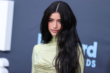Bir Off-White elbisesi giyen Amerikalı şarkıcı Dixie D 'Amelio, 15 Mayıs 2022' de ABD 'nin Las Vegas, Nevada kentindeki MGM Grand Garden Arena' da düzenlenen 2022 Billboard Müzik Ödüllerine geldi.. 