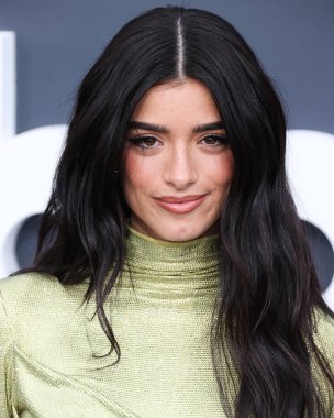 Bir Off-White elbisesi giyen Amerikalı şarkıcı Dixie D 'Amelio, 15 Mayıs 2022' de ABD 'nin Las Vegas, Nevada kentindeki MGM Grand Garden Arena' da düzenlenen 2022 Billboard Müzik Ödüllerine geldi.. 