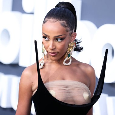 Schiaparelli giyen Amerikalı rapçi Doja Cat (Amala Ratna Zandile Dlamini), 15 Mayıs 2022 'de Las Vegas, Nevada, ABD' deki MGM Grand Garden Arena 'da düzenlenen 2022 Billboard Müzik Ödülüne ulaştı.. 