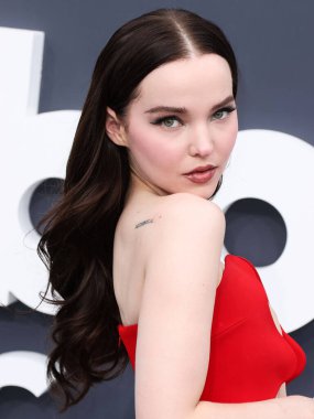 Ashlyn elbisesi giyen Amerikalı aktris Dove Cameron ve Giuseppe Zanotti topuklu ayakkabıları 15 Mayıs 2022 'de MGM Grand Garden Arena' da düzenlenen 2022 Billboard Müzik Ödülleri 'ne geldiler..