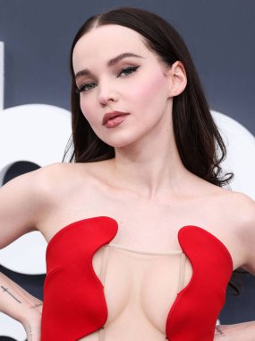 Ashlyn elbisesi giyen Amerikalı aktris Dove Cameron ve Giuseppe Zanotti topuklu ayakkabıları 15 Mayıs 2022 'de MGM Grand Garden Arena' da düzenlenen 2022 Billboard Müzik Ödülleri 'ne geldiler..