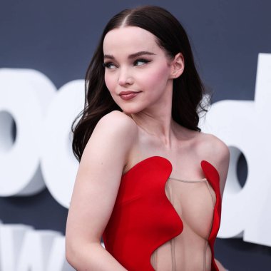 Ashlyn elbisesi giyen Amerikalı aktris Dove Cameron ve Giuseppe Zanotti topuklu ayakkabıları 15 Mayıs 2022 'de MGM Grand Garden Arena' da düzenlenen 2022 Billboard Müzik Ödülleri 'ne geldiler..