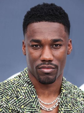 Tiffany & Co mücevherleriyle Bottega Veneta giyen Amerikalı şarkıcı Giveon Dezmann Evans, 15 Mayıs 2022 'de Las Vegas, Nevada, ABD' de düzenlenen MGM Grand Garden Arena 'da düzenlenen 2022 Billboard Müzik Ödülleri' ne ulaştı.. 