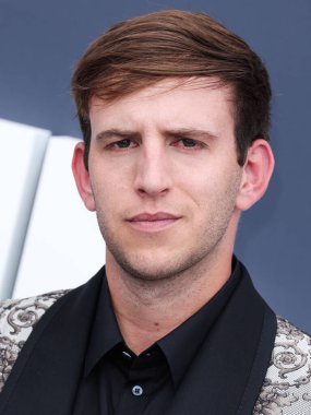 Illenium (Nicholas D. Miller), 15 Mayıs 2022 tarihinde ABD 'nin Nevada eyaletinin Las Vegas şehrinde düzenlenen MGM Grand Garden Arena' da düzenlenen 2022 Billboard Müzik Ödülleri 'ne katılmıştır.. 