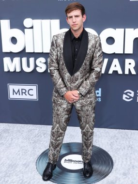 Illenium (Nicholas D. Miller), 15 Mayıs 2022 tarihinde ABD 'nin Nevada eyaletinin Las Vegas şehrinde düzenlenen MGM Grand Garden Arena' da düzenlenen 2022 Billboard Müzik Ödülleri 'ne katılmıştır.. 