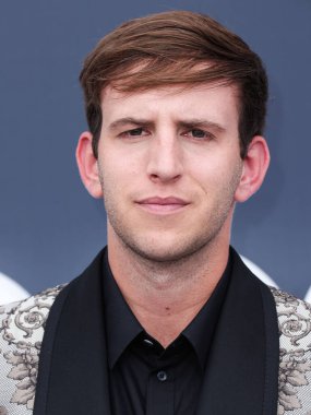 Illenium (Nicholas D. Miller), 15 Mayıs 2022 tarihinde ABD 'nin Nevada eyaletinin Las Vegas şehrinde düzenlenen MGM Grand Garden Arena' da düzenlenen 2022 Billboard Müzik Ödülleri 'ne katılmıştır.. 