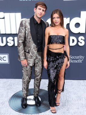 Illenium (Nicholas D. Miller) ve Lara McWhorter, 15 Mayıs 2022 'de ABD' nin Nevada eyaletinin Las Vegas kentinde düzenlenen MGM Grand Garden Arena 'da düzenlenen 2022 Billboard Müzik Ödülleri' ne geldiler..