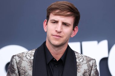 Illenium (Nicholas D. Miller), 15 Mayıs 2022 tarihinde ABD 'nin Nevada eyaletinin Las Vegas şehrinde düzenlenen MGM Grand Garden Arena' da düzenlenen 2022 Billboard Müzik Ödülleri 'ne katılmıştır.. 