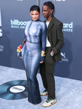 Balmain ve Amerikalı rapçi Travis Scott (Travi $Scott) giyen Amerikalı model Kylie Jenner, 15 Mayıs 2022 'de Las Vegas, Nevada, ABD' de düzenlenen MGM Grand Garden Arena 'da düzenlenen 2022 Billboard Müzik Ödülleri' ne ulaştı..