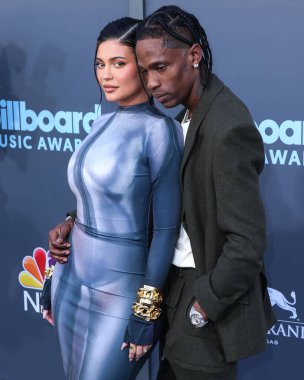 Balmain ve Amerikalı rapçi Travis Scott (Travi $Scott) giyen Amerikalı model Kylie Jenner, 15 Mayıs 2022 'de Las Vegas, Nevada, ABD' de düzenlenen MGM Grand Garden Arena 'da düzenlenen 2022 Billboard Müzik Ödülleri' ne ulaştı..