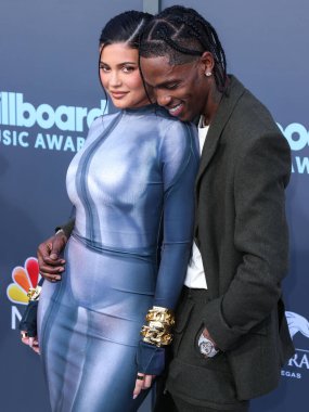 Balmain ve Amerikalı rapçi Travis Scott (Travi $Scott) giyen Amerikalı model Kylie Jenner, 15 Mayıs 2022 'de Las Vegas, Nevada, ABD' de düzenlenen MGM Grand Garden Arena 'da düzenlenen 2022 Billboard Müzik Ödülleri' ne ulaştı..