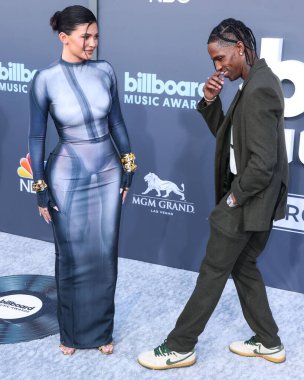 Balmain ve Amerikalı rapçi Travis Scott (Travi $Scott) giyen Amerikalı model Kylie Jenner, 15 Mayıs 2022 'de Las Vegas, Nevada, ABD' de düzenlenen MGM Grand Garden Arena 'da düzenlenen 2022 Billboard Müzik Ödülleri' ne ulaştı..