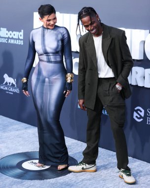 Balmain ve Amerikalı rapçi Travis Scott (Travi $Scott) giyen Amerikalı model Kylie Jenner, 15 Mayıs 2022 'de Las Vegas, Nevada, ABD' de düzenlenen MGM Grand Garden Arena 'da düzenlenen 2022 Billboard Müzik Ödülleri' ne ulaştı..