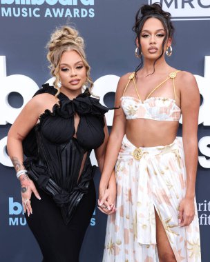 Latto (Alyssa Michelle Stephens) ve Brooklyn Nikole, 15 Mayıs 2022 'de MGM Grand Garden Arena' da düzenlenen 2022 Billboard Müzik Ödülleri 'ne geldiler..