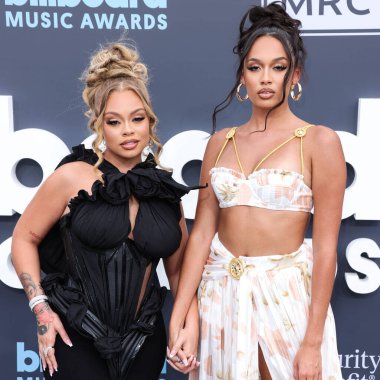 Latto (Alyssa Michelle Stephens) ve Brooklyn Nikole, 15 Mayıs 2022 'de MGM Grand Garden Arena' da düzenlenen 2022 Billboard Müzik Ödülleri 'ne geldiler..
