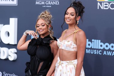 Latto (Alyssa Michelle Stephens) ve Brooklyn Nikole, 15 Mayıs 2022 'de MGM Grand Garden Arena' da düzenlenen 2022 Billboard Müzik Ödülleri 'ne geldiler..