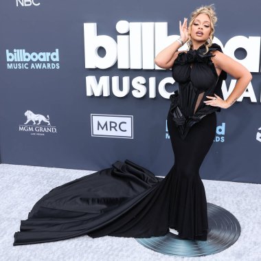 Latto (Alyssa Michelle Stephens), 15 Mayıs 2022 tarihinde Las Vegas, Nevada, ABD 'de düzenlenen MGM Grand Garden Arena' da düzenlenen 2022 Billboard Müzik Ödülleri 'ne ulaşır..