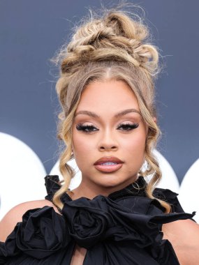 Latto (Alyssa Michelle Stephens), 15 Mayıs 2022 tarihinde Las Vegas, Nevada, ABD 'de düzenlenen MGM Grand Garden Arena' da düzenlenen 2022 Billboard Müzik Ödülleri 'ne ulaşır..
