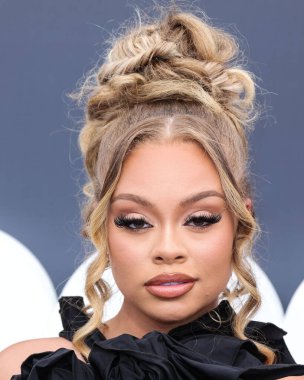 Latto (Alyssa Michelle Stephens), 15 Mayıs 2022 tarihinde Las Vegas, Nevada, ABD 'de düzenlenen MGM Grand Garden Arena' da düzenlenen 2022 Billboard Müzik Ödülleri 'ne ulaşır..