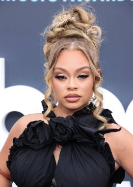 Latto (Alyssa Michelle Stephens), 15 Mayıs 2022 tarihinde Las Vegas, Nevada, ABD 'de düzenlenen MGM Grand Garden Arena' da düzenlenen 2022 Billboard Müzik Ödülleri 'ne ulaşır..