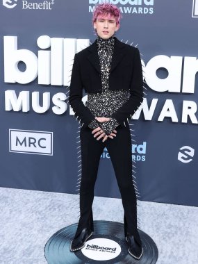 Makineli Tüfek Kelly (Colson Baker), 15 Mayıs 2022 tarihinde MGM Grand Garden Arena 'da düzenlenen 2022 Billboard Müzik Ödülleri' ne ulaştı.. 