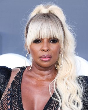 Julien Macdonald 'ı giyen Amerikalı şarkıcı / oyuncu Mary J. Blige, 15 Mayıs 2022' de ABD 'nin Las Vegas, Nevada kentindeki MGM Grand Garden Arena' da düzenlenen 2022 Billboard Müzik Ödüllerine ulaştı.. 
