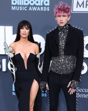 Amerikalı aktris Megan Fox ve Amerikalı rapçi / rapçi Makineli Tüfek Kelly (Colson Baker), 15 Mayıs 2022 'de MGM Grand Garden Arena' da düzenlenen 2022 Billboard Müzik Ödülleri 'ne geldiler..