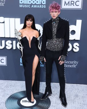Amerikalı aktris Megan Fox ve Amerikalı rapçi / rapçi Makineli Tüfek Kelly (Colson Baker), 15 Mayıs 2022 'de MGM Grand Garden Arena' da düzenlenen 2022 Billboard Müzik Ödülleri 'ne geldiler..