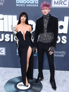Amerikalı aktris Megan Fox ve Amerikalı rapçi / rapçi Makineli Tüfek Kelly (Colson Baker), 15 Mayıs 2022 'de MGM Grand Garden Arena' da düzenlenen 2022 Billboard Müzik Ödülleri 'ne geldiler..