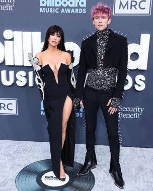 Amerikalı aktris Megan Fox ve Amerikalı rapçi / rapçi Makineli Tüfek Kelly (Colson Baker), 15 Mayıs 2022 'de MGM Grand Garden Arena' da düzenlenen 2022 Billboard Müzik Ödülleri 'ne geldiler.. 