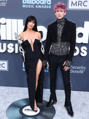 Amerikalı aktris Megan Fox ve Amerikalı rapçi / rapçi Makineli Tüfek Kelly (Colson Baker), 15 Mayıs 2022 'de MGM Grand Garden Arena' da düzenlenen 2022 Billboard Müzik Ödülleri 'ne geldiler.. 