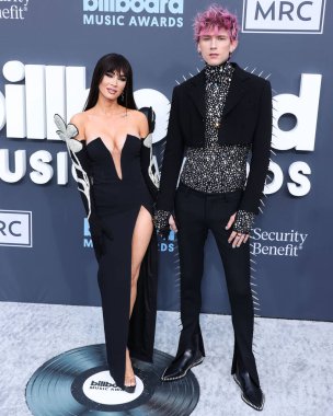 Amerikalı aktris Megan Fox ve Amerikalı rapçi / rapçi Makineli Tüfek Kelly (Colson Baker), 15 Mayıs 2022 'de MGM Grand Garden Arena' da düzenlenen 2022 Billboard Müzik Ödülleri 'ne geldiler.. 