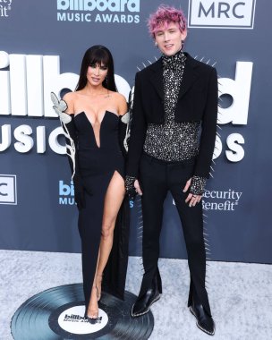 Amerikalı aktris Megan Fox ve Amerikalı rapçi / rapçi Makineli Tüfek Kelly (Colson Baker), 15 Mayıs 2022 'de MGM Grand Garden Arena' da düzenlenen 2022 Billboard Müzik Ödülleri 'ne geldiler.. 