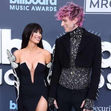 Amerikalı aktris Megan Fox ve Amerikalı rapçi / rapçi Makineli Tüfek Kelly (Colson Baker), 15 Mayıs 2022 'de MGM Grand Garden Arena' da düzenlenen 2022 Billboard Müzik Ödülleri 'ne geldiler.. 