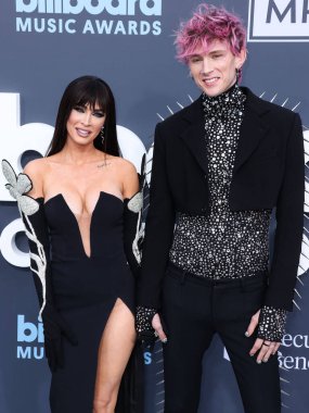 Amerikalı aktris Megan Fox ve Amerikalı rapçi / rapçi Makineli Tüfek Kelly (Colson Baker), 15 Mayıs 2022 'de MGM Grand Garden Arena' da düzenlenen 2022 Billboard Müzik Ödülleri 'ne geldiler.. 