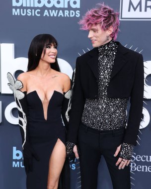 Amerikalı aktris Megan Fox ve Amerikalı rapçi / rapçi Makineli Tüfek Kelly (Colson Baker), 15 Mayıs 2022 'de MGM Grand Garden Arena' da düzenlenen 2022 Billboard Müzik Ödülleri 'ne geldiler.. 