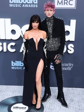 Amerikalı aktris Megan Fox ve Amerikalı rapçi / rapçi Makineli Tüfek Kelly (Colson Baker), 15 Mayıs 2022 'de MGM Grand Garden Arena' da düzenlenen 2022 Billboard Müzik Ödülleri 'ne geldiler.. 
