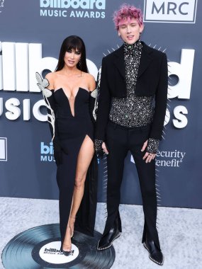 Amerikalı aktris Megan Fox ve Amerikalı rapçi / rapçi Makineli Tüfek Kelly (Colson Baker), 15 Mayıs 2022 'de MGM Grand Garden Arena' da düzenlenen 2022 Billboard Müzik Ödülleri 'ne geldiler.. 
