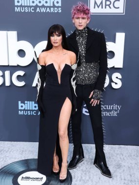 Amerikalı aktris Megan Fox ve Amerikalı rapçi / rapçi Makineli Tüfek Kelly (Colson Baker), 15 Mayıs 2022 'de MGM Grand Garden Arena' da düzenlenen 2022 Billboard Müzik Ödülleri 'ne geldiler.. 