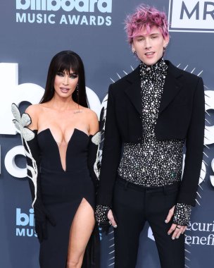 Amerikalı aktris Megan Fox ve Amerikalı rapçi / rapçi Makineli Tüfek Kelly (Colson Baker), 15 Mayıs 2022 'de MGM Grand Garden Arena' da düzenlenen 2022 Billboard Müzik Ödülleri 'ne geldiler.. 