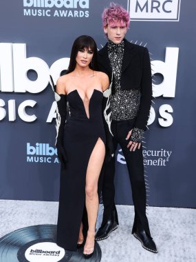 Amerikalı aktris Megan Fox ve Amerikalı rapçi / rapçi Makineli Tüfek Kelly (Colson Baker), 15 Mayıs 2022 'de MGM Grand Garden Arena' da düzenlenen 2022 Billboard Müzik Ödülleri 'ne geldiler.. 