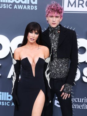 Amerikalı aktris Megan Fox ve Amerikalı rapçi / rapçi Makineli Tüfek Kelly (Colson Baker), 15 Mayıs 2022 'de MGM Grand Garden Arena' da düzenlenen 2022 Billboard Müzik Ödülleri 'ne geldiler.. 