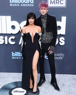 Amerikalı aktris Megan Fox ve Amerikalı rapçi / rapçi Makineli Tüfek Kelly (Colson Baker), 15 Mayıs 2022 'de MGM Grand Garden Arena' da düzenlenen 2022 Billboard Müzik Ödülleri 'ne geldiler.. 